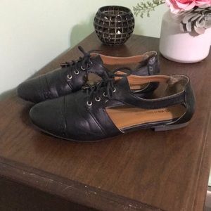 Super cute 👯 black cut out lace up flats